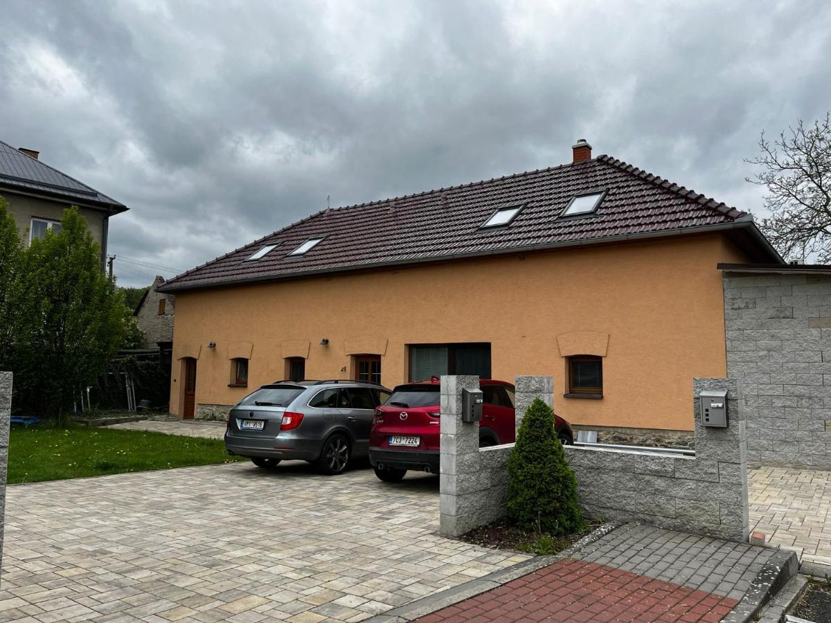Prijemny Podkrovni Byt S Parkovanim Na Pozemku. Tršice Екстериор снимка